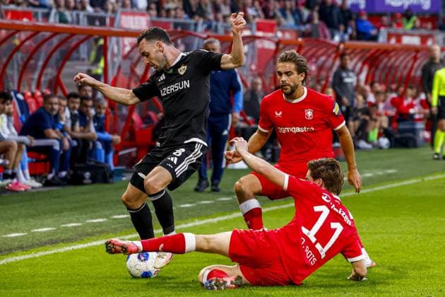 ENSCHEDE - Marko JankoviÄ‡ of Qarabag FK battles for possession with Daan Rots of FC Twente, Bart van Rooij of FC Twente during the UEFA Conference League match between FC Twente and Qarabag FK at De Grolsch Veste stadium on 20 August 2026 in Enschede, the Netherlands. WART BRINKERHOF ANP xVIxANPxSportx xMarcelxterxBalsxIVx 565889089 originalFilename: 565889089.jpg
