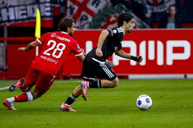 ENSCHEDE - Jaly Mouaddib of Qarabag FK dribbles with the ball under pressure from Bart van Rooij of FC Twente during the UEFA Conference League match between FC Twente and Qarabag FK at De Grolsch Veste stadium on 20 August 2026 in Enschede, the Netherlands. WART BRINKERHOF ANP xVIxANPxSportx xMarcelxterxBalsxIVx 565889143 originalFilename: 565889143.jpg