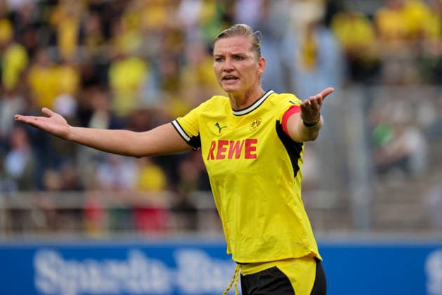 Dortmund, Deutschland: 20.08.2026 - Regionalliga West Frauen - Saison 26 27 - 1. Spieltag - Borussia Dortmund Frauen vs. DSC Arminia Bielefeld Frauen Im Bild: Alexandra Popp (BVB) protestiert unzufrieden *** Dortmund, Germany, August 20, 2026, Regionalliga West Women, Season 26-27, Matchday 1, Borussia Dortmund Women vs. DSC Arminia Bielefeld Women. Pictured: Alexandra Popp, BVB, protesting in frustration. Copyright: HMBxMedia MadeleinexFantini