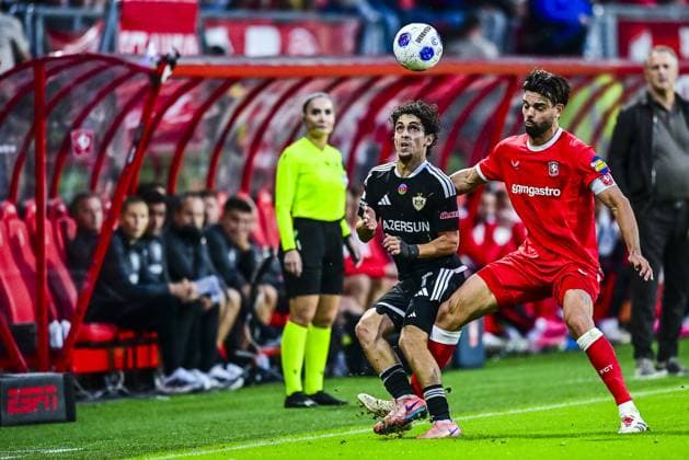 ENSCHEDE , 20 08-2026 , Stadium Grolsch Veste , season 2026 2027 , UEFA Conference League play-off football , match between FC Twente and FK Qarabag , picture shows Qarabag player Jaly Mouaddib , Twente player Robin Propper Twente - Qarabag  x205876363x Copyright: