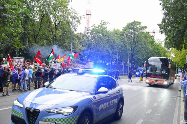 Bergamo, verso Atalanta - Hapoel Tel Aviv: i tifosi israeliani arrivano scortati dalla polizia, i Pro pal provano a forzare via Suardi a Bergamo, Italia 20 Agosto 2026 (foto Tiziano Manzoni Lapresse) Ahead of the Atalanta vs. Hapoel Tel Aviv soccer match: Israeli fans arrive under police escort, while Pro Pal supporters attempt to force their way through Via Suardi in Bergamo, Italy, August 20, 2026  Copyright: xTizianoxManzoni Lapressex