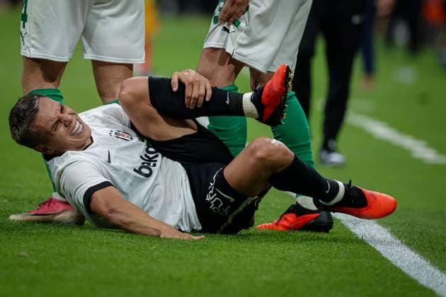 Besiktas JK vs Kauno Zalgiris UEFA Europa League Play-Offs 1st leg Leandro Trossard of Besiktas JK lies injured on the pitch during the UEFA Europa League 2026 27 play-offs first leg match between Besiktas JK and Kauno Zalgiris at Tupras Stadium on August 20, 2026 in Istanbul, Turkey Istanbul Turkey  Copyright: xBurakxBasturkx