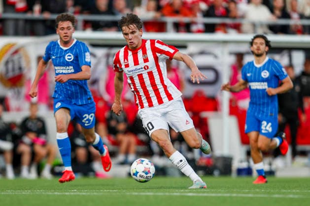 Conference Leauge menn, play-off 2026: Tromso - Brighton Tromso 20260820. Tromsos Isak Vadebu mellom Brightons Maxime De Cuyper og Ferdi Kadioglu under playoff-kampen i Conference League-kvalifiseringen i fotball mellom Tromso og Brighton pa Romssa Arena. Foto: Rune Stoltz Bertinussen NTB Tromso Norge EDITORIAL USE ONLY. RESTRICTED USE FOR BETTING COMPANIES Ref:_SPOfghfk6zyHBA.jpg *** Men s Conference League, 2026 Playoffs: Tromsø vs. Brighton, Tromsø, August 20, 2026. Tromsø’s Isak Vadebu between Brighton’s Maxime De Cuyper and Ferdi Kadioglu during the playoff match in the Conference League soccer qualifiers between Tromsø and Brighton at Romssa Arena. Photo: Rune Stoltz Bertinussen NTB Tromsø Norway EDITORIAL USE ONLY RESTRICTED USE FOR BETTING COMPANIES  Copyright: xRunexStoltzxBertinussenx xNTBx