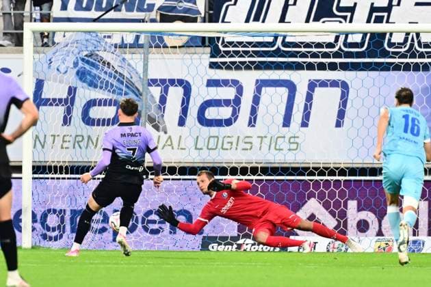 KAA Gent v Hibernian - UEFA Conference League GENT, BELGIUM - AUGUST 20 : Roef Davy goalkeeper of KAA Gent stops a penalty from Elding Owen forward of Hibernian during the UEFA Conference League 2026 27 play-off round first leg between KAA Gent and Hibernian on August 20, 2026 in Gent, Belgium, 20 08 2026 Gent Belgium  Copyright: xPeterxDexVoechtx