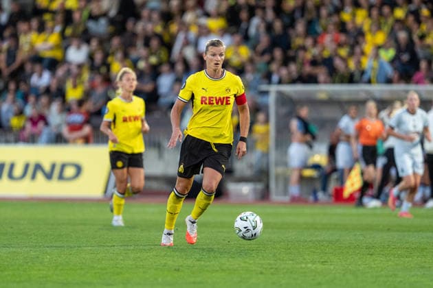 20.08.2026, GER Deutschland, Fussball, Saison 2026 2027, Regionalliga 1. Spieltag Borussia Dortmund Frauen vs Arminia Bielefeld Frauen Alexandra Popp (Borussia Dortmund Frauen, 11) Einzelaktion; Ganzkörper Ganzkoerper ; Ball am Fuss; Dortmund Stadion Rote Erde Nordrhein-Westfalen (NRW) Deutschland *** August 20, 2026, GER Germany, Soccer, 2026–2027 Season, Regionalliga 1, Matchday: Borussia Dortmund Women vs. Arminia Bielefeld Women, Alexandra Popp (Borussia Dortmund Women), 11, individual play, full-body, ball at her feet, Dortmund Stadium Rote Erde, North Rhine-Westphalia (NRW), Germany Copyright: xnordphotoxGmbHx xChristianxSchulzex