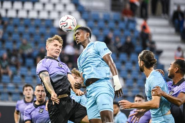 Hibernian s Jason Kerr and Gent s Josue Vergara pictured in action during a soccer game between Belgian KAA Gent and Scottish Hibernian FC, Thursday 20 August 2026 in Gent, the first leg of the play-off round for the UEFA Conference League group phase. TOM GOYVAERTS TomxGoyvaerts  x183849253x