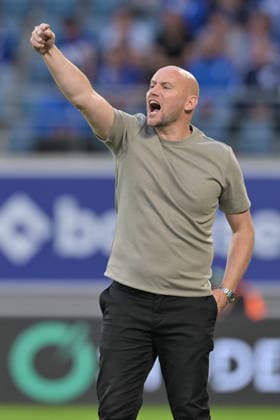 260820 AA Gent vs Hibernian Head Coach David Gray of Hibernian pictured pictured during the Play off round - first leg in the 2026-2027 Uefa Conference League season between AA Gent and Hibernian FC from Scotland on August 20 , 2026 in Gent, Belgium. (Photo by David Catry Isosport) Gent Belgium  Copyright: xDavidxCatryx 20260820DC2_5313