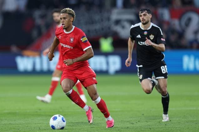 ENSCHEDE - FC Twente middenvelder Daouda Weidmann met FK Qarabag aanvaller Samuel Lobato tijdens de UEFA Conference League wedstrijd tussen FC Twente en FK Qarabag in Golsch Veste op 20 augustus 2026 in Enschede , Nederland. - *** ENSCHEDE FC Twente midfielder Daouda Weidmann and FK Qarabag forward Samuel Lobato during the UEFA Conference League match between FC Twente and FK Qarabag at Golsch Veste on August 20, 2026, in Enschede, the Netherlands
