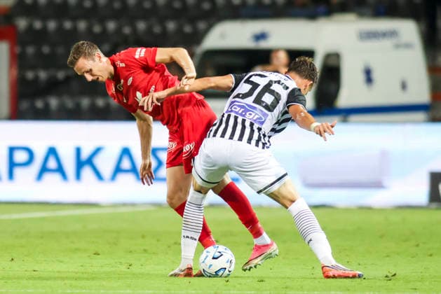 Conference League i fotball 2026: PAOK-Brann Thessaloniki 20260820. Branns Joachim Soltvedt mot PAOKs Anestis Mythou under playoff-kampen i Conference League-kvalifiseringen i fotball mellom PAOK og Brann pa Toumba Stadium. Foto: Spiros Makridis NTB Thessaloniki Hellas EDITORIAL USE ONLY. RESTRICTED USE FOR BETTING COMPANIES Ref:_SPOKE_5BYOQYEQ.jpg *** 2026 Conference League in soccer: PAOK vs. Brann, Thessaloniki, August 20, 2026. Brann s Joachim Soltvedt faces PAOK s Anestis Mythou during the playoff match in the Conference League soccer qualifiers between PAOK and Brann at Toumba Stadium. Photo: Spiros Makridvia NTB, Thessaloniki, Greece. EDITORIAL USE ONLY. RESTRICTED USE FOR BETTING COMPANIES  Copyright: xSpirosxMakridisx xNTBx