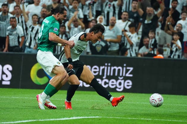 ISTANBUL, TURKEY - AUGUST 20 : Hyeon-Gyu Oh (R) of Besiktas and Anton Tolordava (3) of Kauno Zalgiris battle for the ball during the UEFA Europa League 2026 27 Play-off round first leg match between Besiktas JK and Kauno Zalgiris at Tupras Stadium on August 20, 2026 in Istanbul, Turkey. Istanbul Turkey Copyright: xSeskimPhotox Besiktas-KaunoZalg-2008 (58)