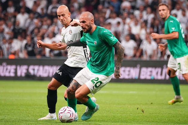 ISTANBUL, TURKEY - AUGUST 20 : Vaclav Cerny (L) of Besiktas and Anthony Kalik (R) of Kauno Zalgiris battle for the ball during the UEFA Europa League 2026 27 Play-off round first leg match between Besiktas JK and Kauno Zalgiris at Tupras Stadium on August 20, 2026 in Istanbul, Turkey. Istanbul Turkey Copyright: xSeskimPhotox Besiktas-KaunoZalg-2008 (77)