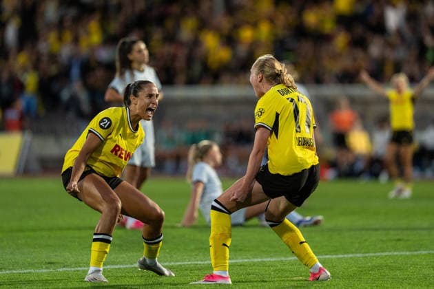 20.08.2026, GER Deutschland, Fussball, Saison 2026 2027, Regionalliga 1. Spieltag Borussia Dortmund Frauen vs Arminia Bielefeld Frauen Torjubel Jubel ueber das Tor zum 3:0 durch Ronja Leubner (Borussia Dortmund Frauen, 17) Jenske Steenwijk (Borussia Dortmund Frauen, 3) Dortmund Stadion Rote Erde Nordrhein-Westfalen (NRW) Deutschland *** August 20, 2026, GER Germany, Soccer, 2026–2027 Season, Regionalliga 1, Matchday: Borussia Dortmund Women vs. Arminia Bielefeld Women; Goal celebration: Cheers for the 3–0 goal scored by Ronja Leubner (Borussia Dortmund Women), 17 Jenske Steenwijk (Borussia Dortmund Women), 3; Dortmund Stadium Rote Erde, North Rhine-Westphalia (NRW), Germany Copyright: xnordphotoxGmbHx xChristianxSchulzex