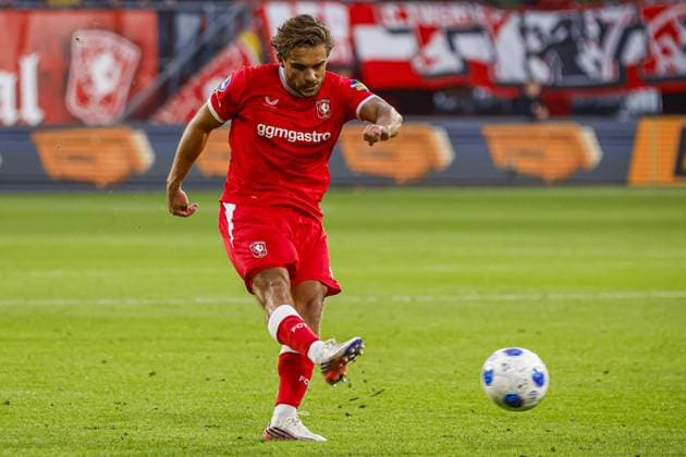 ENSCHEDE - Bart van Rooij of FC Twente takes the shot during the UEFA Conference League match between FC Twente and Qarabag FK at De Grolsch Veste stadium on August 20, 2026, in Enschede, the Netherlands. WART BRINKERHOF ANP xVIxANPxSportx xMarcelxterxBalsxIVx 565890014 originalFilename: 565890014.jpg