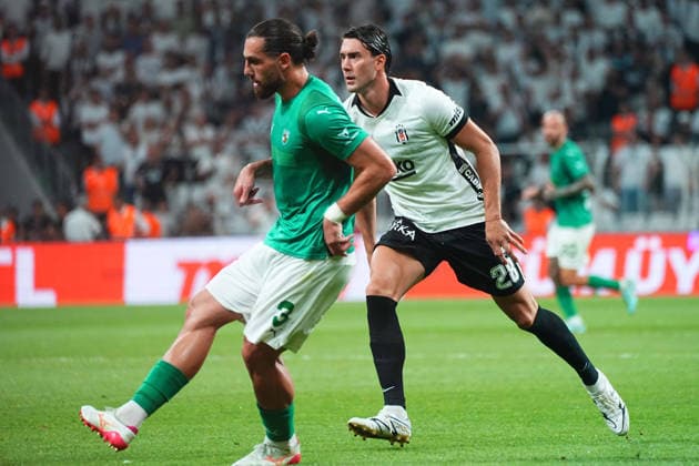 ISTANBUL, TURKEY - AUGUST 20 : Dusan Vlahovic (28) of Besiktas and Anton Tolordava (3) of Kauno Zalgiris battle for the ball during the UEFA Europa League 2026 27 Play-off round first leg match between Besiktas JK and Kauno Zalgiris at Tupras Stadium on August 20, 2026 in Istanbul, Turkey. Istanbul Turkey Copyright: xSeskimPhotox Besiktas-KaunoZalg-2008 (125)