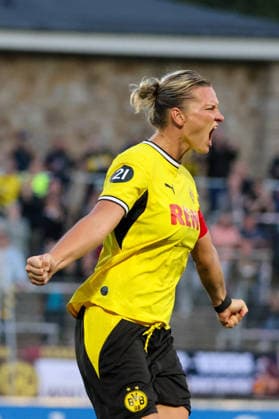 Dortmund, Deutschland: 20.08.2026 - Regionalliga West Frauen - Saison 26 27 - 1. Spieltag - Borussia Dortmund Frauen vs. DSC Arminia Bielefeld Frauen Im Bild: Torschützin Alexandra Popp (BVB) macht das Tor zum 2:0 für Dortmund und jubelt *** Dortmund, Germany, August 20, 2026, Regionalliga West Women, Season 26-27, Matchday 1, Borussia Dortmund Women vs. DSC Arminia Bielefeld Women. Pictured: Goal scorer Alexandra Popp of BVB scores the goal to make it 2-0 for Dortmund and celebrates. Copyright: HMBxMedia MadeleinexFantini