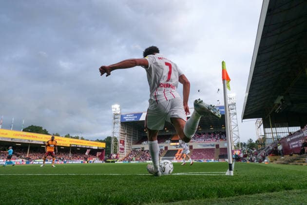 Derry Scherhant (SC Freiburg, 07) beim Eckball , Schottland, Fussball, UEFA Conference League, Play-offs, Hinspiel, 2026 2027, Motherwell FC vs. SC Freiburg, 20.08.2026, Fir Park Stadium, Motherwell Motherwell Fir Park Stadium North Lanarkshire Schottland *** Derry Scherhant, SC Freiburg, 07 on a corner kick, Scotland, soccer, UEFA Conference League, playoffs, first leg, 2026–2027, Motherwell FC vs. SC Freiburg, August 20, 2026, Fir Park Stadium, Motherwell, Motherwell, Fir Park Stadium, North Lanarkshire, Scotland Copyright: xArnexAmbergx