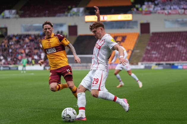 Philipp Treu (SC Freiburg, 29) am Ball , Schottland, Fussball, UEFA Conference League, Play-offs, Hinspiel, 2026 2027, Motherwell FC vs. SC Freiburg, 20.08.2026, Fir Park Stadium, Motherwell Motherwell Fir Park Stadium North Lanarkshire Schottland *** Philipp Treu, SC Freiburg, 29 on the ball, Scotland, soccer, UEFA Conference League, playoffs, first leg, 2026–2027, Motherwell FC vs. SC Freiburg, August 20, 2026, Fir Park Stadium, Motherwell, Fir Park Stadium, North Lanarkshire, Scotland Copyright: xArnexAmbergx
