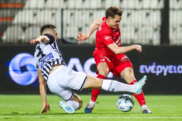 Conference League i fotball 2026: PAOK-Brann Thessaloniki 20260820. PAOKs Jonjoe Kenny takler Eggert Aron Gudmundsson under playoff-kampen i Conference League-kvalifiseringen i fotball mellom PAOK og Brann pa Toumba Stadium. Foto: Spiros Makridis NTB Thessaloniki Hellas EDITORIAL USE ONLY. RESTRICTED USE FOR BETTING COMPANIES Ref:_SPOA01bkj6u-Qg.jpg *** 2026 Conference League in soccer: PAOK vs. Brann, Thessaloniki, August 20, 2026. PAOK’s Jonjoe Kenny tackles Eggert Aron Gudmundsson during the playoff match in the Conference League soccer qualifiers between PAOK and Brann at Toumba Stadium. Photo: Spiros Makridis NTB Thessaloniki, Greece EDITORIAL USE ONLY RESTRICTED USE FOR BETTING COMPANIES  Copyright: xSpirosxMakridisx xNTBx