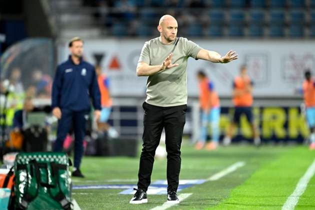KAA Gent v Hibernian - UEFA Conference League GENT, BELGIUM - AUGUST 20 : Gray David head coach of Hibernian issues instructions from the touchline during the UEFA Conference League 2026 27 play-off round first leg between KAA Gent and Hibernian on August 20, 2026 in Gent, Belgium, 20 08 2026 Gent Belgium  Copyright: xNicoxVereeckenx