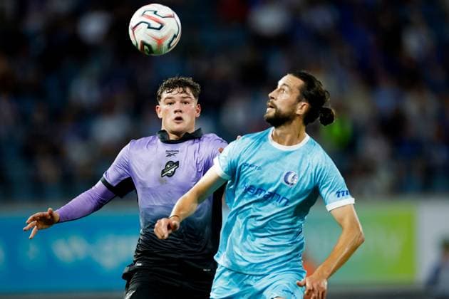 Owen Elding of Hibernian and Christian Burgess of KAA Gent. Gent v Hibernian, UEFA Conference League, Play-Off Round, First Leg, Football, Planet Group Arena, Gent, Belgium - 20 Aug 2026Gent Planet Group Arena Belgium  Copyright: xMauricexvanxSteen Shutterstockx 17108685w