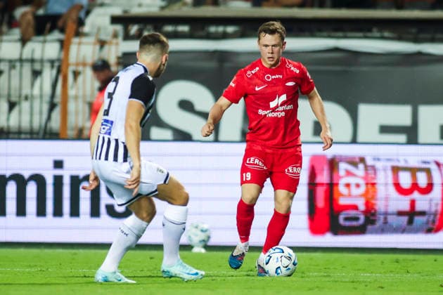 Conference League i fotball 2026: PAOK-Brann Thessaloniki 20260820. Branns Eggert Aron Gudmundsson mot PAOKs Jonjoe Kenny under playoff-kampen i Conference League-kvalifiseringen i fotball mellom PAOK og Brann pa Toumba Stadium. Foto: Spiros Makridis NTB Thessaloniki Hellas EDITORIAL USE ONLY. RESTRICTED USE FOR BETTING COMPANIES Ref:_SPOHhZlnX3FL90.jpg *** 2026 Conference League in soccer: PAOK vs. Brann, Thessaloniki, August 20, 2026. Brann’s Eggert Aron Gudmundsson faces PAOK’s Jonjoe Kenny during the playoff match in the Conference League soccer qualifiers between PAOK and Brann at Toumba Stadium. Photo by Spiros Makridvia NTB, Thessaloniki, Greece. EDITORIAL USE ONLY. RESTRICTED USE FOR BETTING COMPANIES  Copyright: xSpirosxMakridisx xNTBx