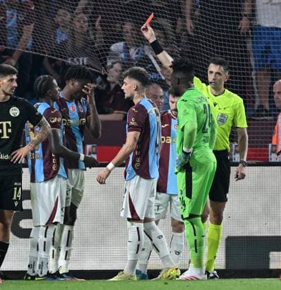 Trabzonspor v Ferencvaros - UEFA Europa League TRABZON, TURKIYE - AUGUST 20: Referee Igor Pajac (R) shows a red card to Trabzonspor s Chibuike Nwaiwu (3rd L) following a challenge during the UEFA Europa League playoff round first-leg match between Trabzonspor and Ferencvaros at Papara Park in Trabzon, Turkiye on August 20, 2026. Hakan Burak Altunoz Anadolu Trabzon Turkey. Editorial use only. Please get in touch for any other usage.  Copyright: x2026xAnadoluxHakanxBurakxAltunozx