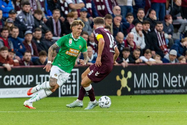 SOCCER - UEFA ECL, Hearts vs Rapid EDINBURGH,SCOTLAND,20.AUG.26 - SOCCER - UEFA Conference League, play-off, Heart of Midlothian FC vs SK Rapid Wien. Image shows Bendeguz Bolla (Rapid) and Oisin McEntee (Hearts).  GEPAxpictures xPhilippxBrem
