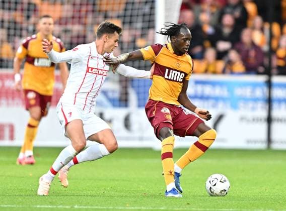 Emmanuel Longelo of Motherwell and Yannik Engelhardt of SC Freiburg Motherwell v Freiburg, UEFA Conference League, Play-Off Round, First Leg, Football, Fir Park, Motherwell, Scotland, UK - 20 Aug 2026Motherwell Fir Park Scotland United Kingdom  Copyright: xMarkxRunnacles Shutterstockx 17108687bj