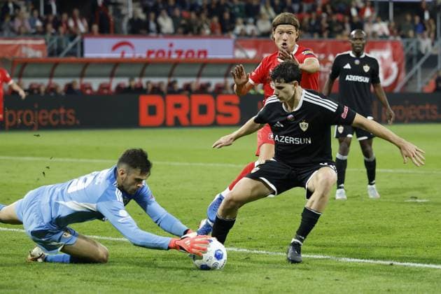 ENSCHEDE - (lr) Sam Lammers of FC Twente, Bence Varkonyi of QarabaÄü FK during the UEFA Conference League play-off match between FC Twente and Qarabag FK at De Grolsch Veste on 20 August 2026 in Enschede, the Netherlands. VINCENT JANNINK ANP xVIxANPxSportx xxANPxIVx 565892932 originalFilename: 565892932.jpg