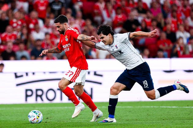 SL Benfica v AGF Aarhus - UEFA Europa League (Qual.) 2026 27 Playoff 1Âª Mao Rafa Silva 27, medio ofensivo do SL Benfica e empurrado e pede falta durante a partida entre SL Benfica v AGF Aarhus, para a UEFA Europa League (Qual.) 2026 27 Playoff 1Âª Mao no Estadio da Luz, Portugal (Foto de Diogo Faria Reis Avant Sports) Lisboa Estadio Da Luz Lisboa Portugal Copyright: xDiogoxFariaxReis AvantxSportsx