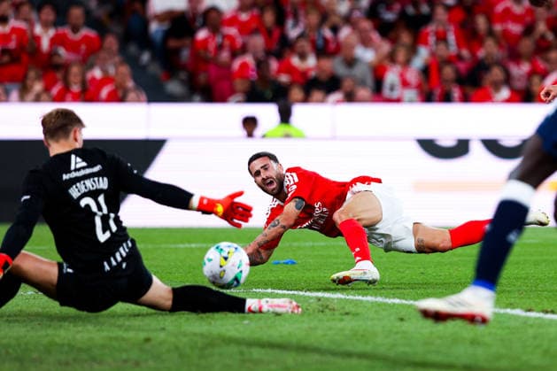 SL Benfica v AGF Aarhus - UEFA Europa League (Qual.) 2026 27 Playoff 1Âª Mao Rafa Silva 27, medio ofensivo do SL Benfica e empurrado e pede falta durante a partida entre SL Benfica v AGF Aarhus, para a UEFA Europa League (Qual.) 2026 27 Playoff 1Âª Mao no Estadio da Luz, Portugal (Foto de Diogo Faria Reis Avant Sports) Lisboa Estadio Da Luz Lisboa Portugal Copyright: xDiogoxFariaxReis AvantxSportsx