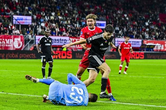 ENSCHEDE , 20 08-2026 , Stadium Grolsch Veste , season 2026 2027 , UEFA Conference League play-off football , match between FC Twente and FK Qarabag , picture shows Twente player Sam Lammers , Qarabag goalkeeper Martin Zlomislic Twente - Qarabag  x205877476x Copyright: