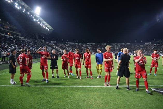 Conference League i fotball 2026: PAOK-Brann Thessaloniki 20260820. Brannspillerne etter playoff-kampen i Conference League-kvalifiseringen i fotball mellom PAOK og Brann pa Toumba Stadium. Kampen endte 1-1. Foto: Spiros Makridis NTB Thessaloniki Hellas EDITORIAL USE ONLY. RESTRICTED USE FOR BETTING COMPANIES Ref:_SPOGyP7B0sSk9A.jpg *** 2026 Conference League in soccer: PAOK vs. Brann, Thessaloniki, August 20, 2026. The Brann players after the playoff match in the Conference League soccer qualifiers between PAOK and Brann at Toumba Stadium. The match ended 1–1. Photo: Spiros Makridis, NTB ThThessaloniki, Greece EDITORIAL USE ONLY RESTRICTED USE FOR BETTING COMPANIES  Copyright: xSpirosxMakridisx xNTBx