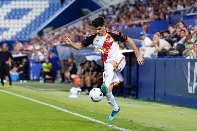 August 20, 2026, Leganes, Madrid, Spain: Fran Perez of Rayo Vallecano controls the ball during the Spanish League, LaLiga EA Sports, football match played between Rayo Vallecano and Deportivo Alaves at Butarque stadium on August 20, 2026, in Leganes, Madrid, Spain. Leganes Spain - ZUMAa181 20260820_zaa_a181_060 Copyright: xDennisxAgyemanx