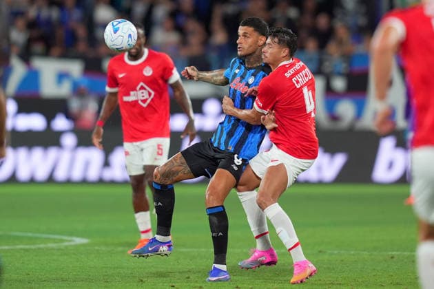 Atalanta s Gianluca Scamacca fights for the ball with Hapoel Tel Aviv s Chico during the Playoff Conference League soccer match between Atalanta and Hapoel Tel-Aviv at the New Balance Arena in Bergamo , North Italy - Friday , August 20 , 2026 . - Soccer .  Copyright: xSpada LaPressex
