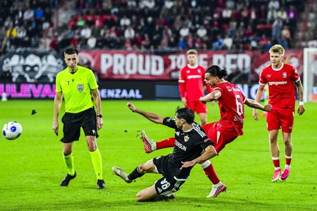 ENSCHEDE , 20 08-2026 , Stadium Grolsch Veste , season 2026 2027 , UEFA Conference League play-off football , match between FC Twente and FK Qarabag , picture shows Twente player Ramiz Zerrouki , Qarabag player Samuel Lobato Twente - Qarabag  x205877704x Copyright: