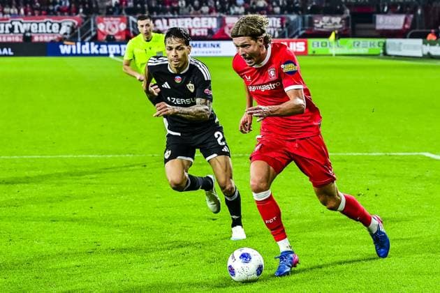 ENSCHEDE , 20 08-2026 , Stadium Grolsch Veste , season 2026 2027 , UEFA Conference League play-off football , match between FC Twente and FK Qarabag , picture shows Twente player Sam Lammers , Qarabag player Matheus Silva Twente - Qarabag  x205877745x Copyright: