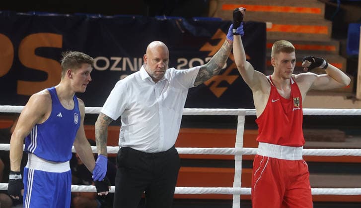 20.08.2026 Loznica(Serbia) European Juniors U19 boxing championship U-19 EM Boxen men s 75kg semi fiinal Kostjantyn Halytskyi(L) Ukraine ,Simon Mullan (C) England referee,Justin Kiz (R) Germany Deutschland :
