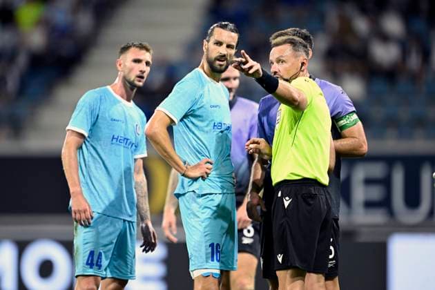KAA Gent v Hibernian - UEFA Conference League GENT, BELGIUM - AUGUST 20 : Burgess Christian defender of KAA Gent talking to referee Raczkowski Pawel (POL) during the UEFA Conference League 2026 27 play-off round first leg between KAA Gent and Hibernian on August 20, 2026 in Gent, Belgium, 20 08 2026 Gent Belgium  Copyright: xNicoxVereeckenx