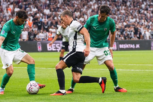 ISTANBUL, TURKEY - AUGUST 20 : Leandro Trossard (C) of Besiktas and Lirim Kastrati (L) , Franco Baldassarra (R) of Kauno Zalgiris battle for the ball during the UEFA Europa League 2026 27 Play-off round first leg match between Besiktas JK and Kauno Zalgiris at Tupras Stadium on August 20, 2026 in Istanbul, Turkey. Istanbul Turkey Copyright: xSeskimPhotox Besiktas-KaunoZalg-2008 (129)