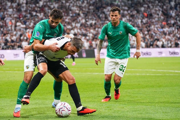 ISTANBUL, TURKEY - AUGUST 20 : Leandro Trossard (C) of Besiktas and Lirim Kastrati (L) , Franco Baldassarra (R) of Kauno Zalgiris battle for the ball during the UEFA Europa League 2026 27 Play-off round first leg match between Besiktas JK and Kauno Zalgiris at Tupras Stadium on August 20, 2026 in Istanbul, Turkey. Istanbul Turkey Copyright: xSeskimPhotox Besiktas-KaunoZalg-2008 (136)