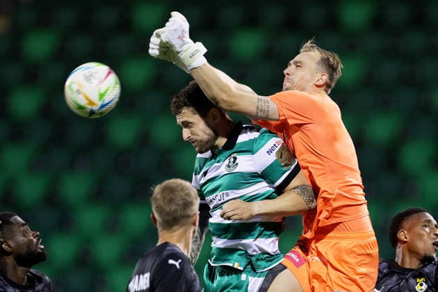 UEFA Europa Conference League Play-off First Leg, Tallaght Stadium, Dublin 20 8 2026 Shamrock Rovers vs KuPS Shamrock Rovers Lee Grace and KuPS goalkeeper Johannes Kreidl Lee Grace and Johannes Kreidl 20 8 2026  Copyright: xLaszloxGeczox LG_20-08-2026_026145