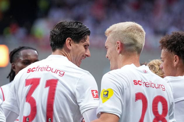 Igor Matanovic (SC Freiburg, 31), Matthias Ginter (SC Freiburg, 28) Torjubel, Emotionen, Torschuss, Abschluss, Torerfolg, Tor, Treffer , Schottland, Fussball, UEFA Conference League, Play-offs, Hinspiel, 2026 2027, Motherwell FC vs. SC Freiburg, 20.08.2026, Fir Park Stadium, Motherwell Motherwell Fir Park Stadium North Lanarkshire Schottland *** Igor Matanovic, SC Freiburg, 31, Matthias Ginter, SC Freiburg, 28, goal celebration, emotions, shot on goal, finish, goal scored, goal, Scotland, soccer, UEFA Conference League, playoffs, first leg, 2026–2027, Motherwell FC vs. SC Freiburg, August 20, 2026, Fir Park Stadium, Motherwell, North Lanarkshire, Scotland Copyright: xArnexAmbergx