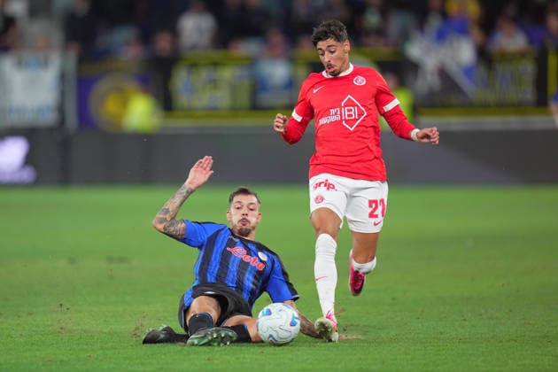 Atalanta s Gianluca Gaetano fights for the ball with Hapoel Tel Aviv s Mor Buskila during the Playoff Conference League soccer match between Atalanta and Hapoel Tel-Aviv at the New Balance Arena in Bergamo , North Italy - Friday , August 20 , 2026 . - Soccer .  Copyright: xSpada LaPressex