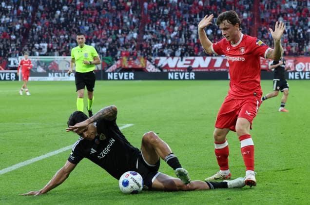 ENSCHEDE - FK Qarabag verdediger Matheus Silva met FC Twente aanvaller Sondre Orjasaeter tijdens de UEFA Conference League wedstrijd tussen FC Twente en FK Qarabag in Golsch Veste op 20 augustus 2026 in Enschede , Nederland. - *** ENSCHEDE FK Qarabag defender Matheus Silva marks FC Twente forward Sondre Orjasaeter during the UEFA Conference League match between FC Twente and FK Qarabag at Golsch Veste on August 20, 2026, in Enschede, the Netherlands