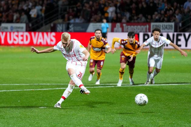 Matthias Ginter (SC Freiburg, 28) Elfmeter , Schottland, Fussball, UEFA Conference League, Play-offs, Hinspiel, 2026 2027, Motherwell FC vs. SC Freiburg, 20.08.2026, Fir Park Stadium, Motherwell Motherwell Fir Park Stadium North Lanarkshire Schottland *** Matthias Ginter, SC Freiburg, 28 penalty kicks, Scotland, soccer, UEFA Conference League, playoffs, first leg, 2026–2027, Motherwell FC vs. SC Freiburg, August 20, 2026, Fir Park Stadium, Motherwell, North Lanarkshire, Scotland Copyright: xArnexAmbergx