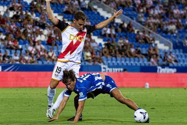 ESP: Rayo Vallecano v Deportivo Alaves La Liga EA Sports Miguel Rodriguez of Deportivo Alaves is defended by Jorge De Frutos of Rayo Vallecano during La Liga EA Sports match between Rayo Vallecano and Deportivo Alaves at Estadio Butarque on August 20, 2026 in Leganes, Spain. Leganes Madrid Spain Football *** ESP Rayo Vallecano vs. Deportivo Alavés La Liga EA Sports Miguel Rodríguez of Deportivo Alavés is marked by Jorge De Frutos of Rayo Vallecano during the La Liga EA Sports match between Rayo Vallecano and Deportivo Alavés at Estadio Butarque on August 20, 2026, in Leganés, Spain. Leganés, Madrid, Spain. Soccer Copyright: xAlejandroxMatiasx