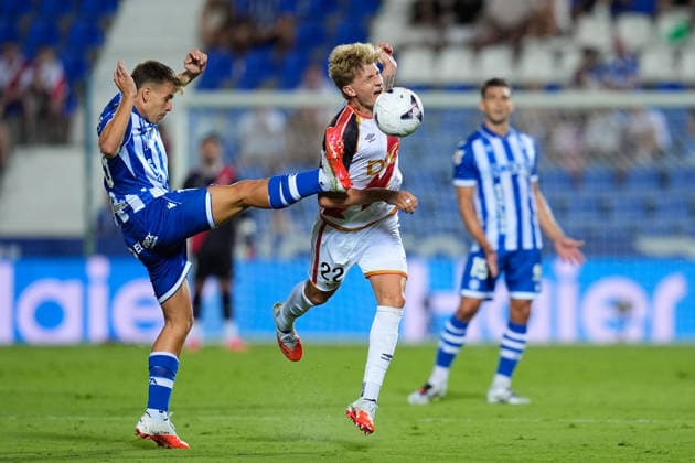 August 20, 2026, Leganes, Madrid, Spain: Pablo Ibanez of Deportivo Alaves and Pelayo Fernandez of Rayo Vallecano compete for the ball during the Spanish League, LaLiga EA Sports, football match played between Rayo Vallecano and Deportivo Alaves at Butarque stadium on August 20, 2026, in Leganes, Madrid, Spain. Leganes Spain - ZUMAa181 20260820_zaa_a181_109 Copyright: xDennisxAgyemanx