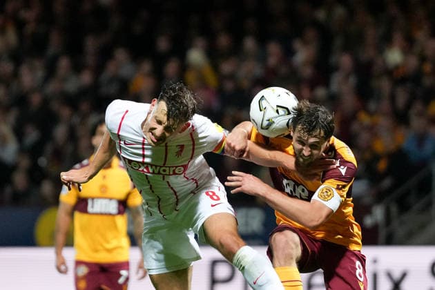 Maximilian Eggestein (SC Freiburg, 08) Kopfball, Lukas Fadinger (Motherwell FC, 08) , Schottland, Fussball, UEFA Conference League, Play-offs, Hinspiel, 2026 2027, Motherwell FC vs. SC Freiburg, 20.08.2026, Fir Park Stadium, Motherwell Motherwell Fir Park Stadium North Lanarkshire Schottland *** Maximilian Eggestein, SC Freiburg, 08 (header), Lukas Fadinger, Motherwell FC, 08, Scotland, soccer, UEFA Conference League, playoffs, first leg, 2026–2027, Motherwell FC vs. SC Freiburg, August 20, 2026, Fir Park Stadium, Motherwell, Motherwell, Fir Park Stadium, North Lanarkshire, Scotland Copyright: xArnexAmbergx