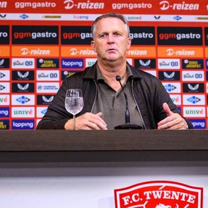 ENSCHEDE , 20 08-2026 , Stadium Grolsch Veste , season 2026 2027 , UEFA Conference League play-off football , match between FC Twente and FK Qarabag , picture shows FC Twente coach John van den Brom during press conference, PK, Pressekonferenz after the match Twente - Qarabag  x205879288x Copyright:
